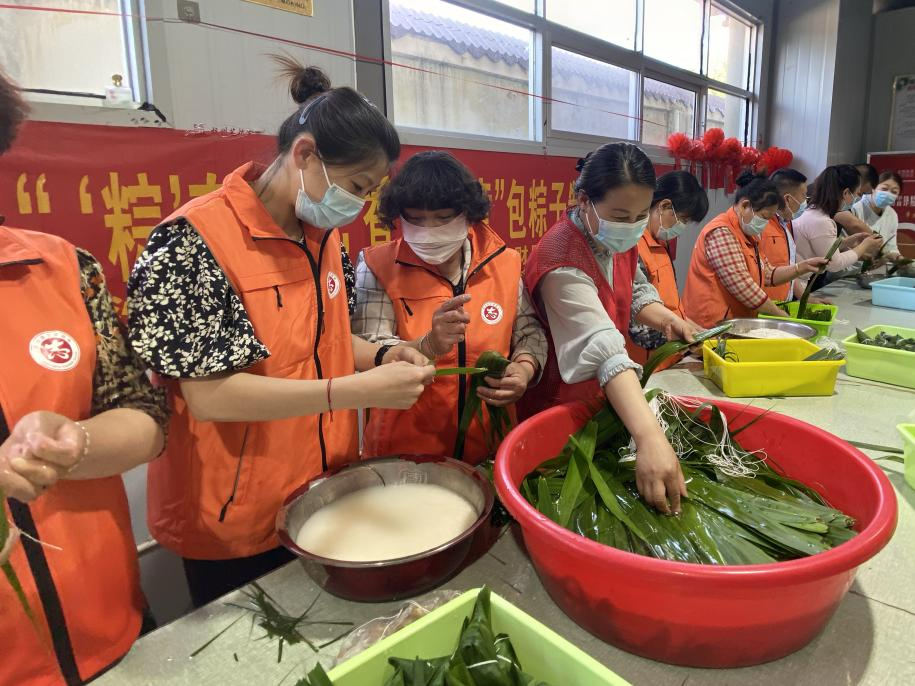 青口供電所黨支部聯(lián)合生產(chǎn)生活服務(wù)中心分會、黃沙坨社區(qū)，共同舉辦“悠悠艾草香 濃濃端午情”系列活動。.png
